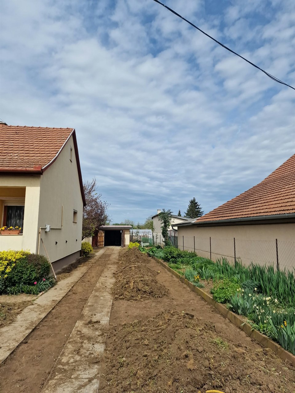 Kocsibejáró földes, gyepesítés előtti állapotban